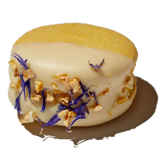 Mixed Herz Box Macarons und Schokodatteln