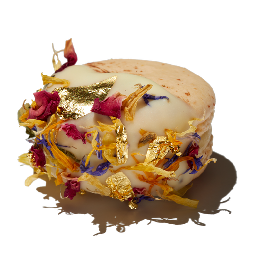 Scatola di cuori misti con cioccolato, frutti di bosco e macarons