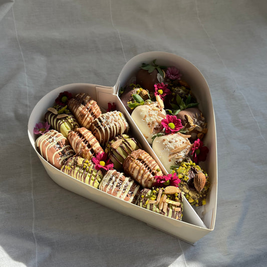 Naturelle Deluxe Heart Box Cioccolato, Bacche e Macarons
