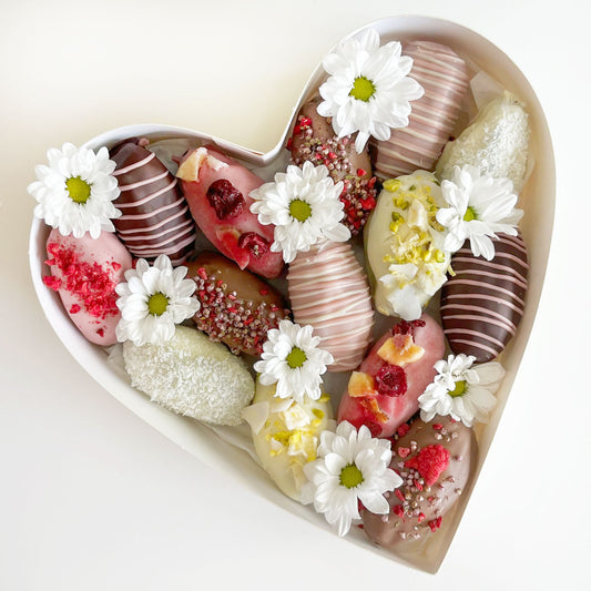 Datteri misti in scatola a forma di cuore