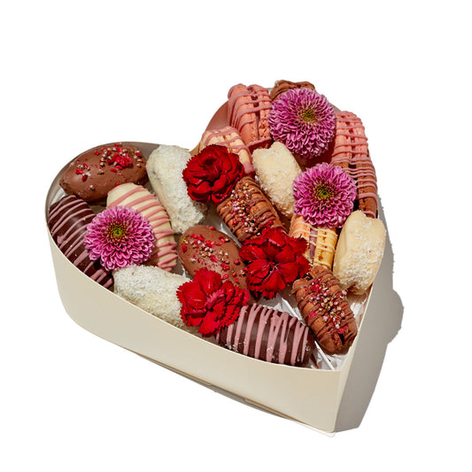 Mixed Herz Box Macarons und Schokodatteln