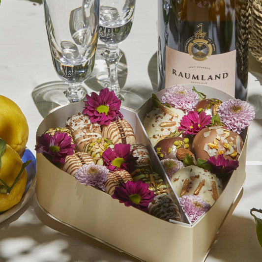 Naturelle Deluxe Herz Box Schokobeeren und Macarons