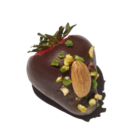 Scatola di cuori misti con cioccolato, frutti di bosco e macarons