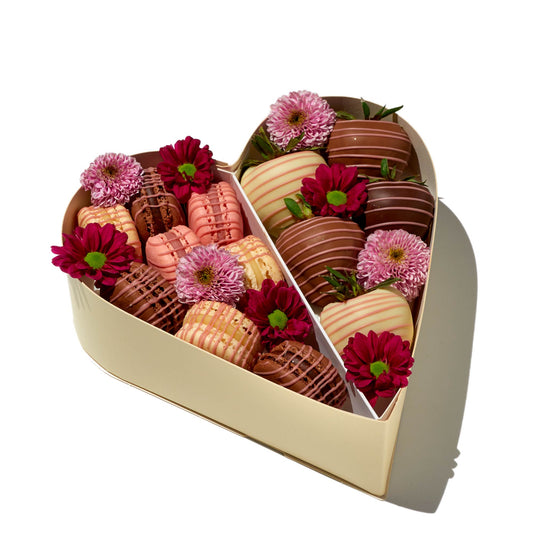 Macarons-CLASSIC-PURE-Herzbox-mit-Schokobeeren