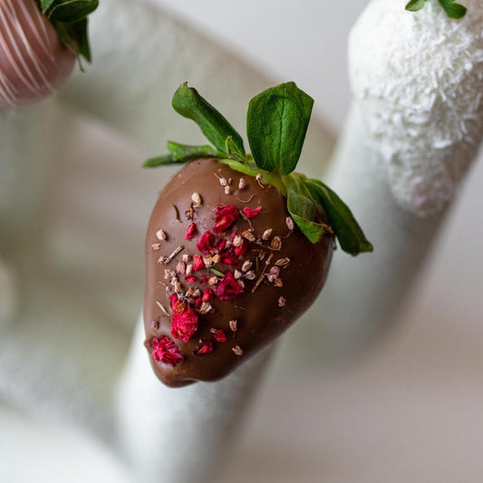Scatola a forma di cuore con dolce bacio e frutti di bosco al cioccolato