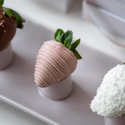 Scatola a forma di cuore con dolce bacio e frutti di bosco al cioccolato